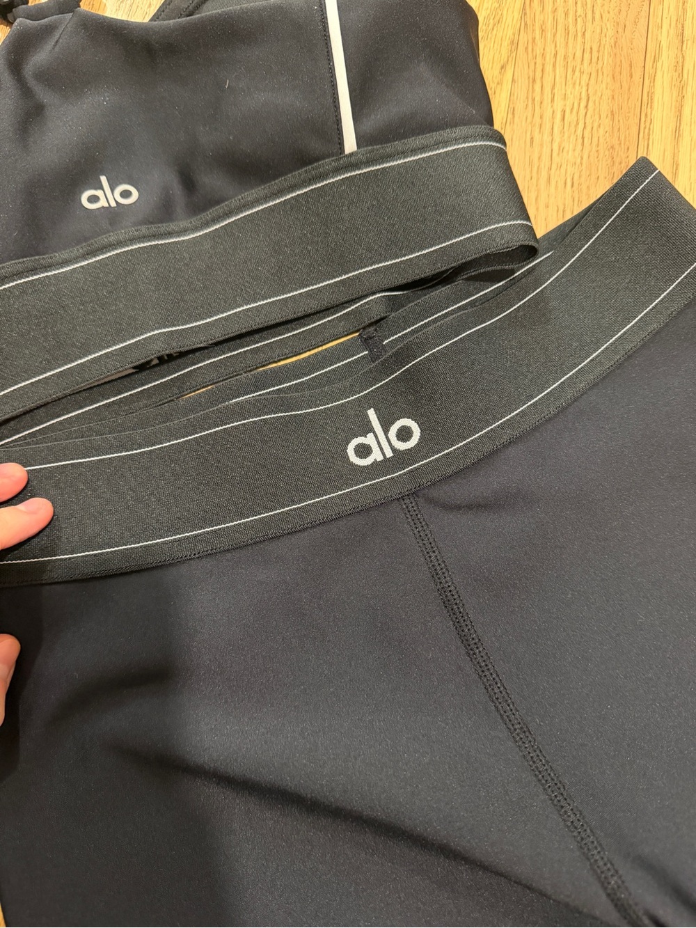 Authentic ALO Yoga matching set. Leggings + bra. Only wore once !! Size M